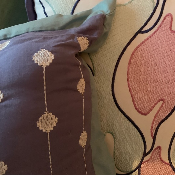 2 decorative pastel pillows - Picture 3 of 3